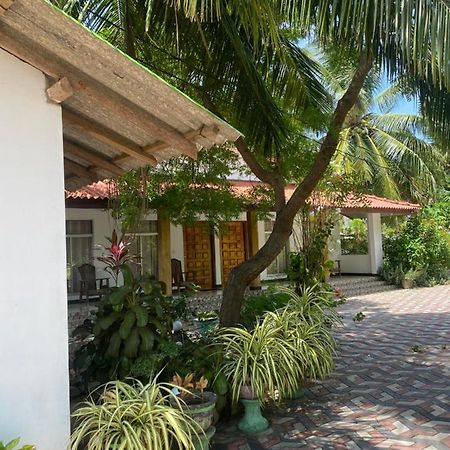 Island Breeze Inn Nilaveli Buitenkant foto
